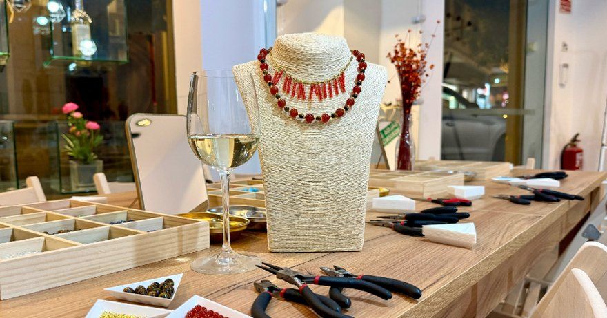 Taller de joyas con vino o bebida ilimitada en Valencia