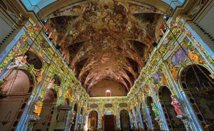 Entrada a la iglesia de los Santos Juanes