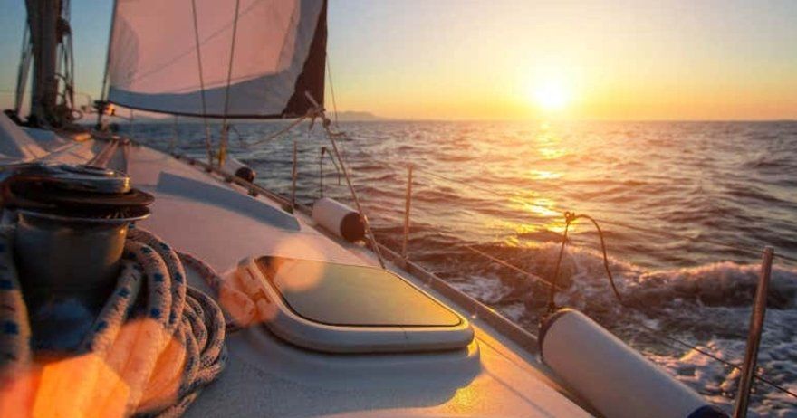 Paseo en catamarán al atardecer