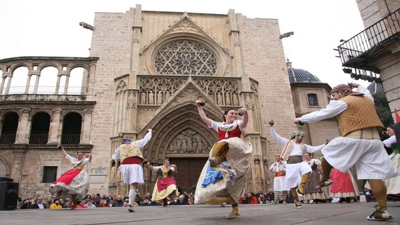 En la plaza de la Virgen te espera el XXIV Festival de Balls al Carrer
