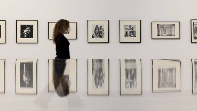 Sculpting Reality: Conoce la historia de la fotografía documental en el Bombas Gens Centre d’Art