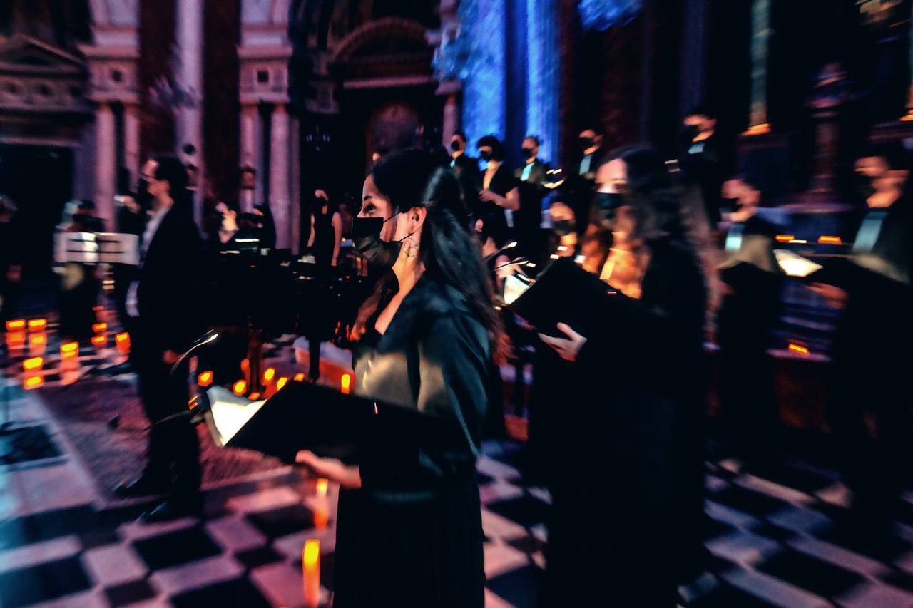 Las voces del coro de cámara Ad Libitum acompañan el evento. Foto: Ars Magna