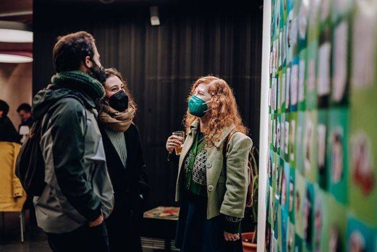 Visitantes apreciando la obra de la valenciana. Foto: Muviment