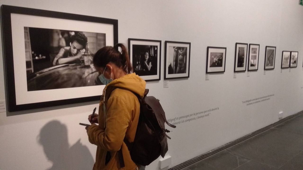 Visitante recorre la exposición. Foto: MuVIM