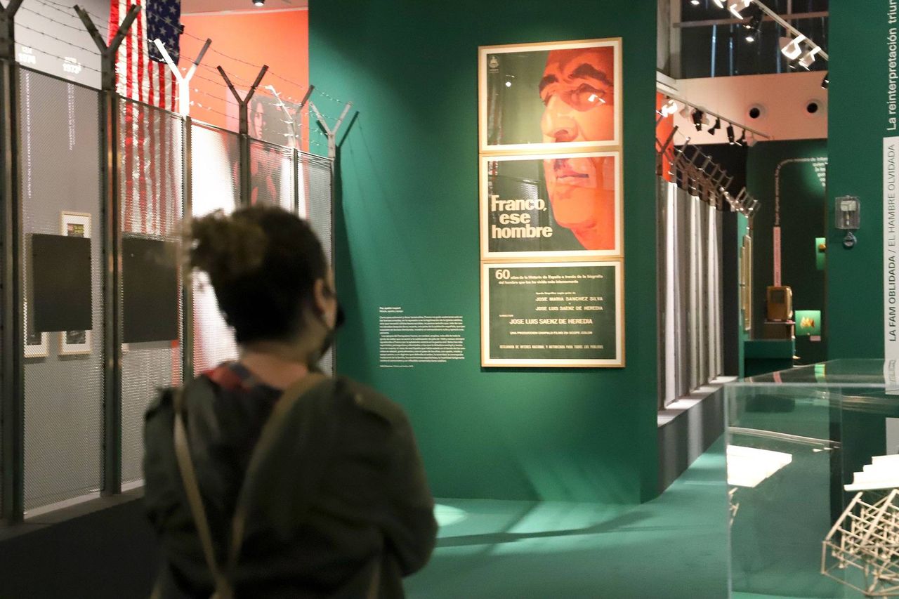 El visitante se trasladará a los años 60 y 70 a través de carteles, portadas de libros, revistas… Foto: MuVIM