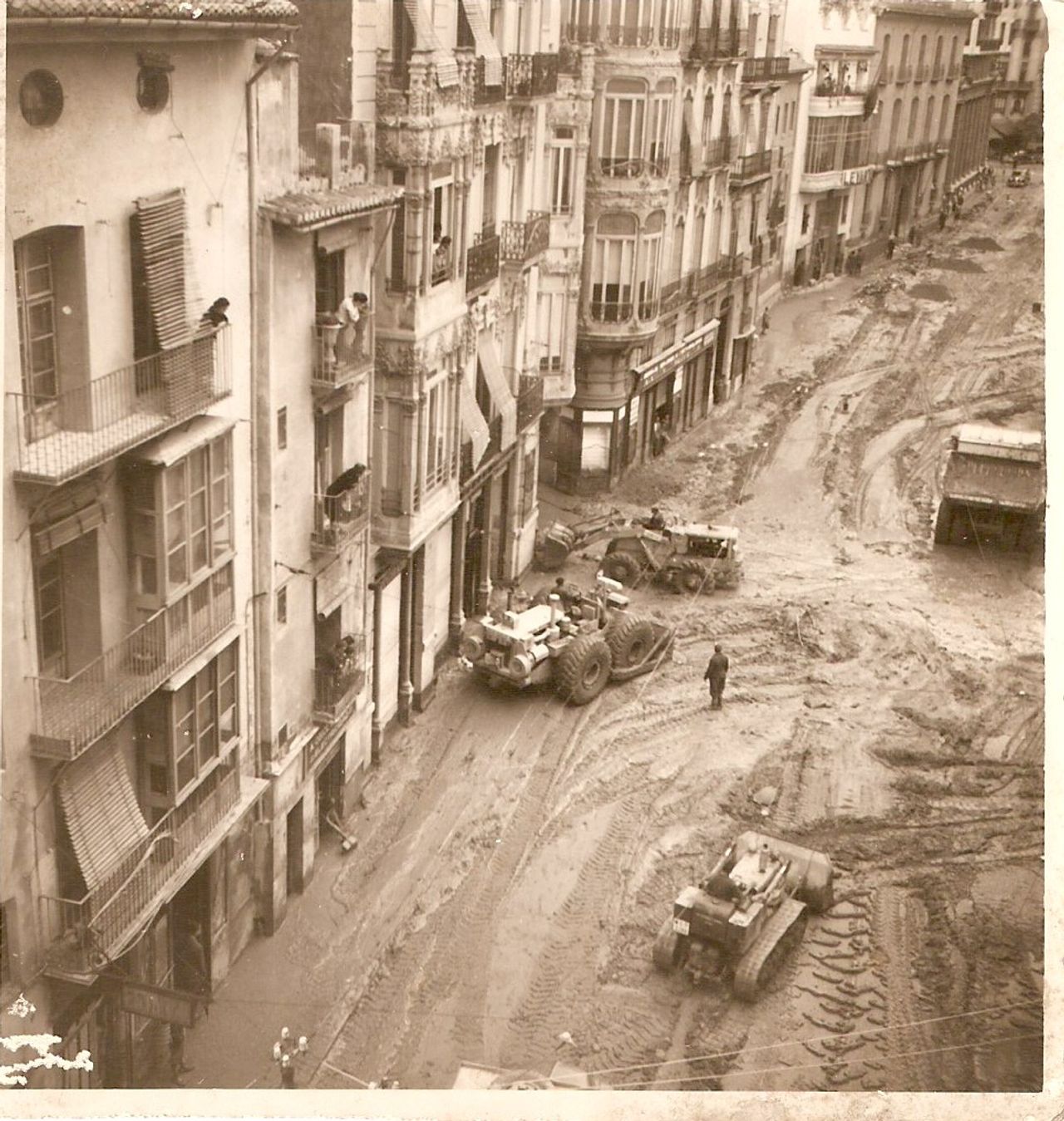 Trabajos de limpieza del barro en la calle Pintor Sorolla (2 de noviembre de 1957). Foto: Creative Commons.