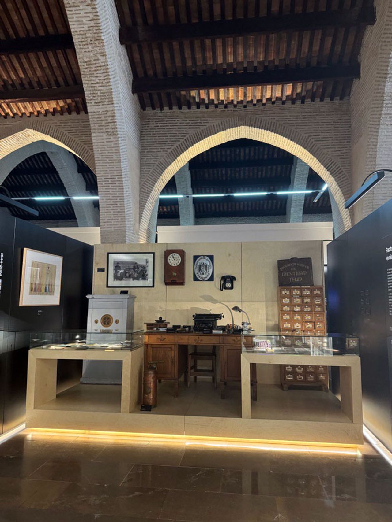 Simulación de despacho de la época. Foto: Exposición 200 años de historia de la Policía Española