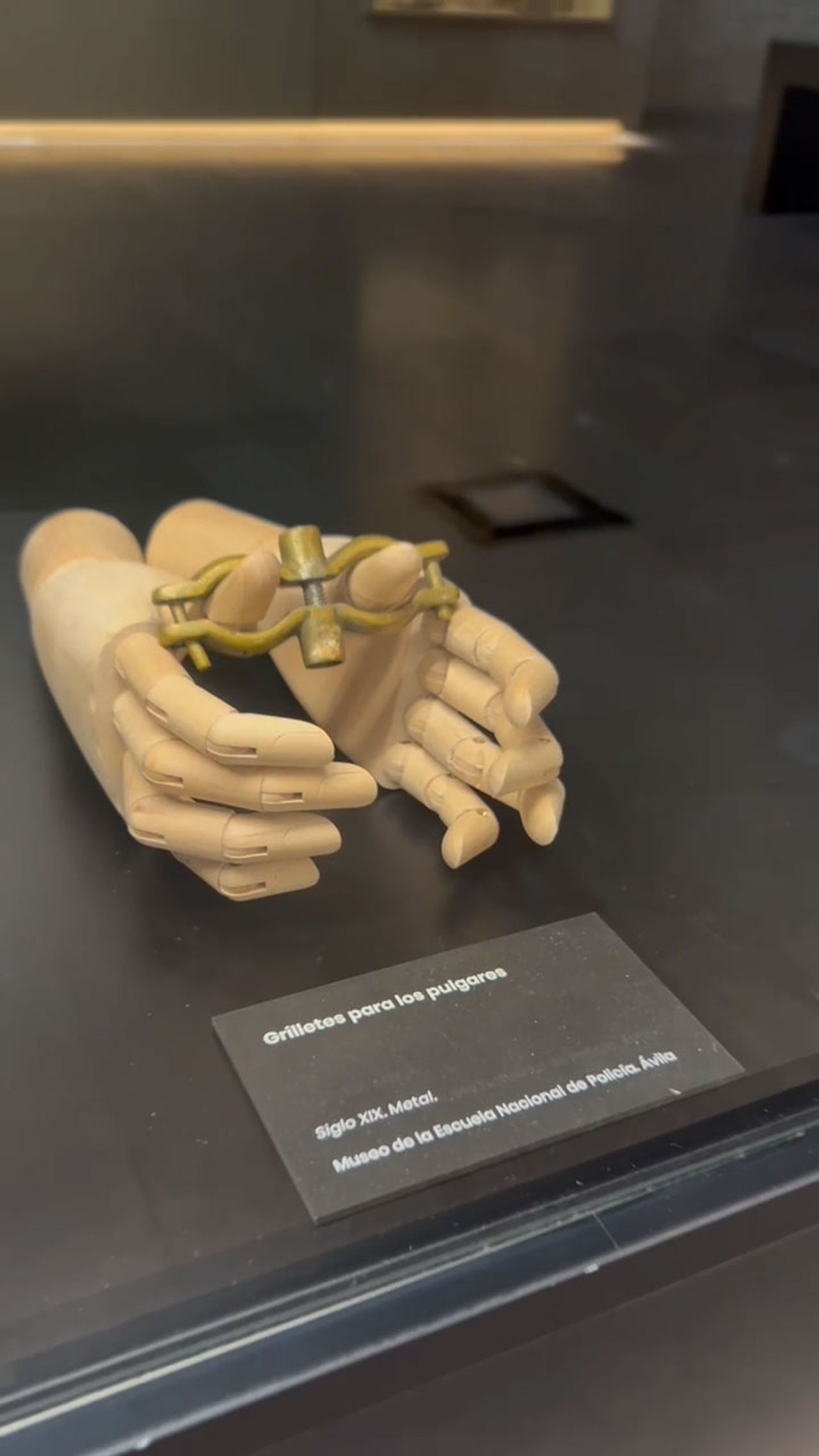 Grilletes para pulgares. Foto: Exposición 200 años de historia de la Policía Española