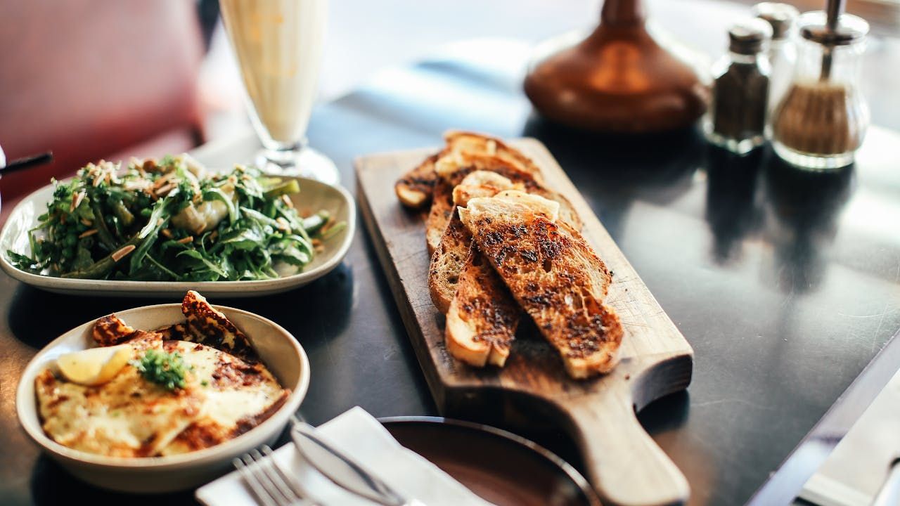 Los mejores bares de raciones para compartir con amigos en Valencia