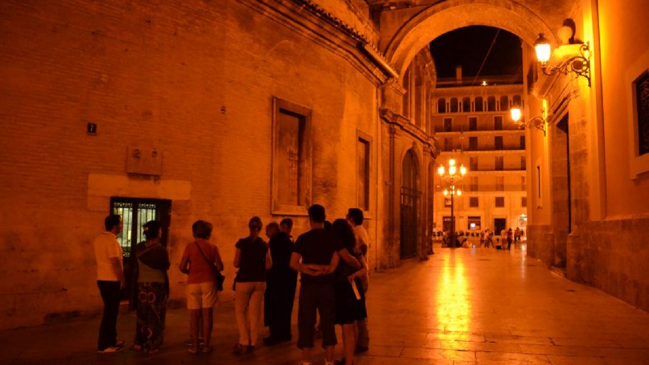 Descubre los misterios y leyendas de Valencia en un tour nocturno