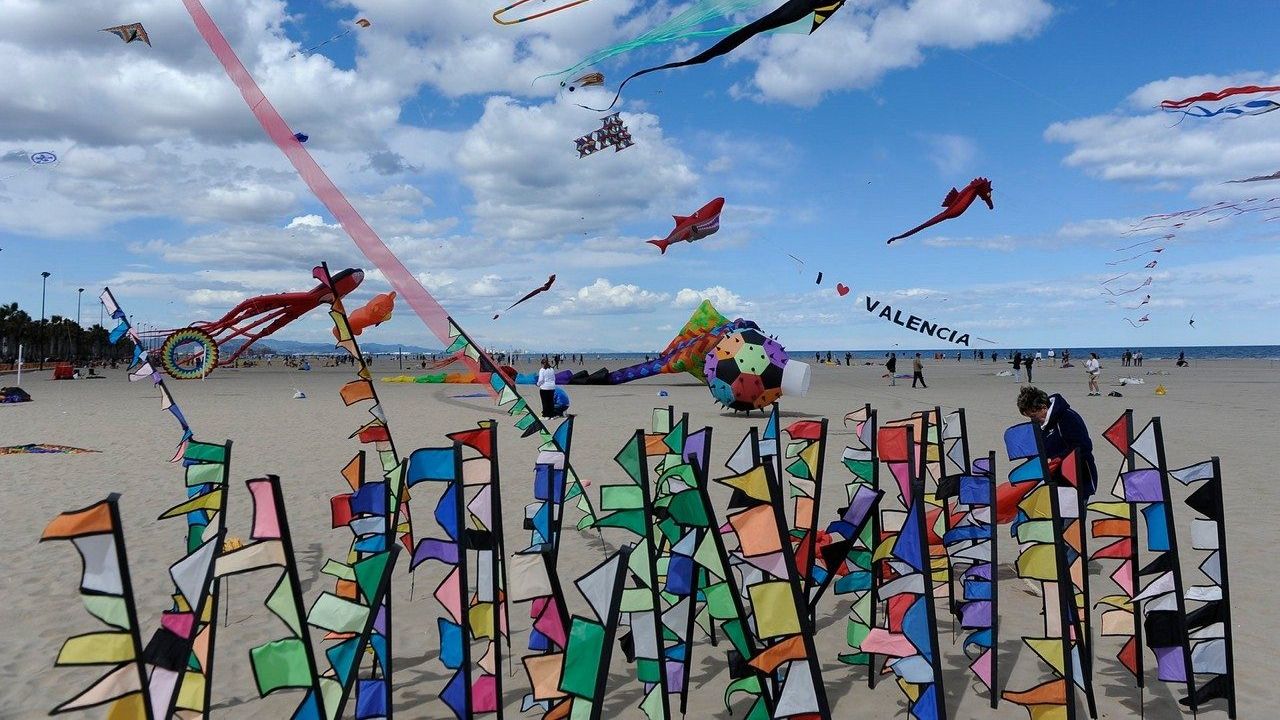 El cielo del Cabanyal se llena de color con el Festival de Cometas de València 2025