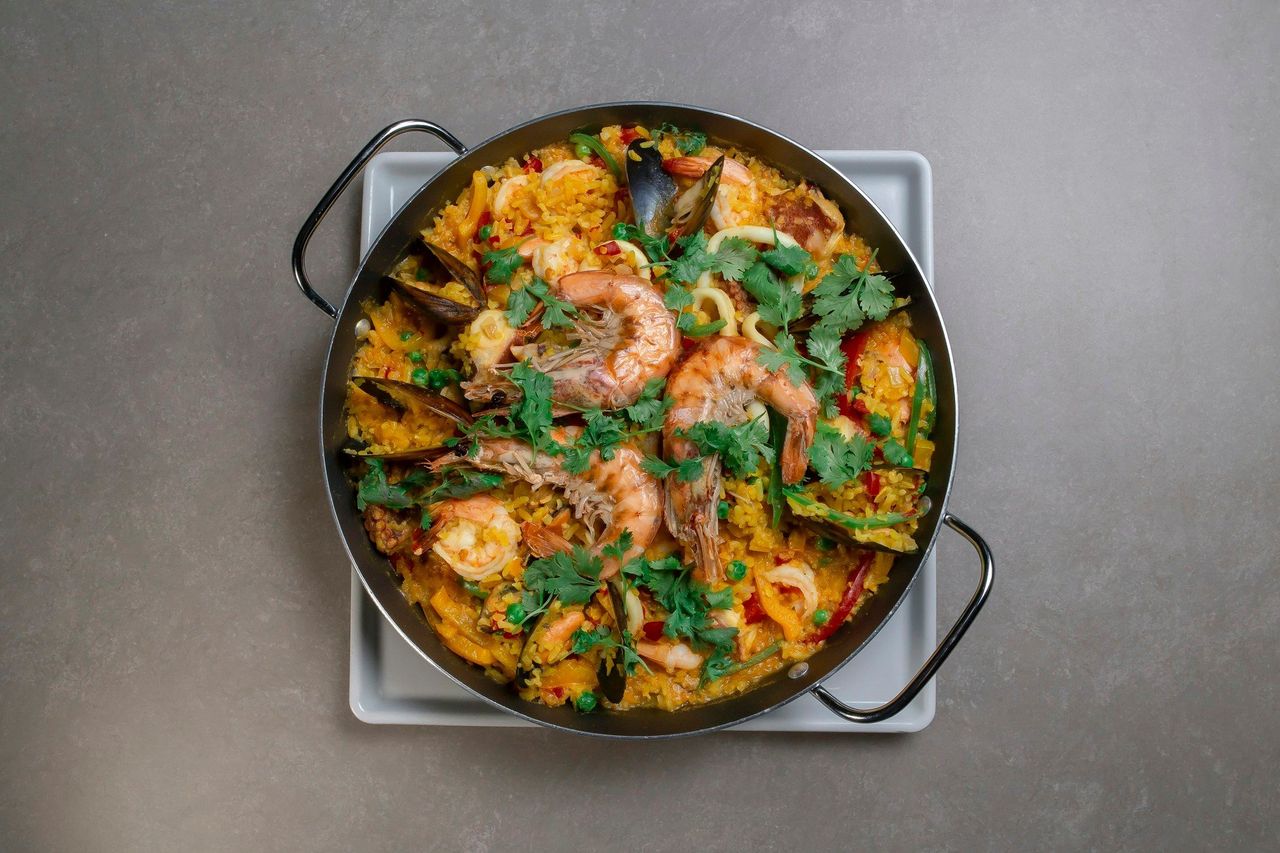 Paella valenciana. Foto: <a href="https://unsplash.com/@dougglaslopez?utm_source=Hoy%20Apps&utm_medium=referral" target="_blank" rel="noopener">Douglas Lopez</a> (<a href="https://unsplash.com/photos/black-cooking-pan-on-stove-4B0cLMtJxWw?utm_source=Hoy%20Apps&utm_medium=referral" target="_blank" rel="noopener">Unsplash</a>)