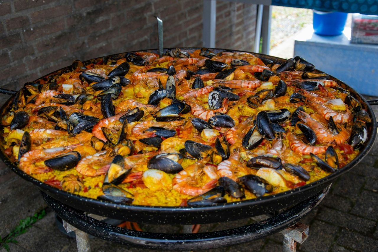 Paella valenciana. Foto: <a href="https://unsplash.com/@rookofartsphotography?utm_source=Hoy%20Apps&utm_medium=referral" target="_blank" rel="noopener">Rook of Arts</a> (<a href="https://unsplash.com/photos/a-large-paella-of-seafood-and-rice-on-a-grill-3hVU03NA4q0?utm_source=Hoy%20Apps&utm_medium=referral" target="_blank" rel="noopener">Unsplash</a>)