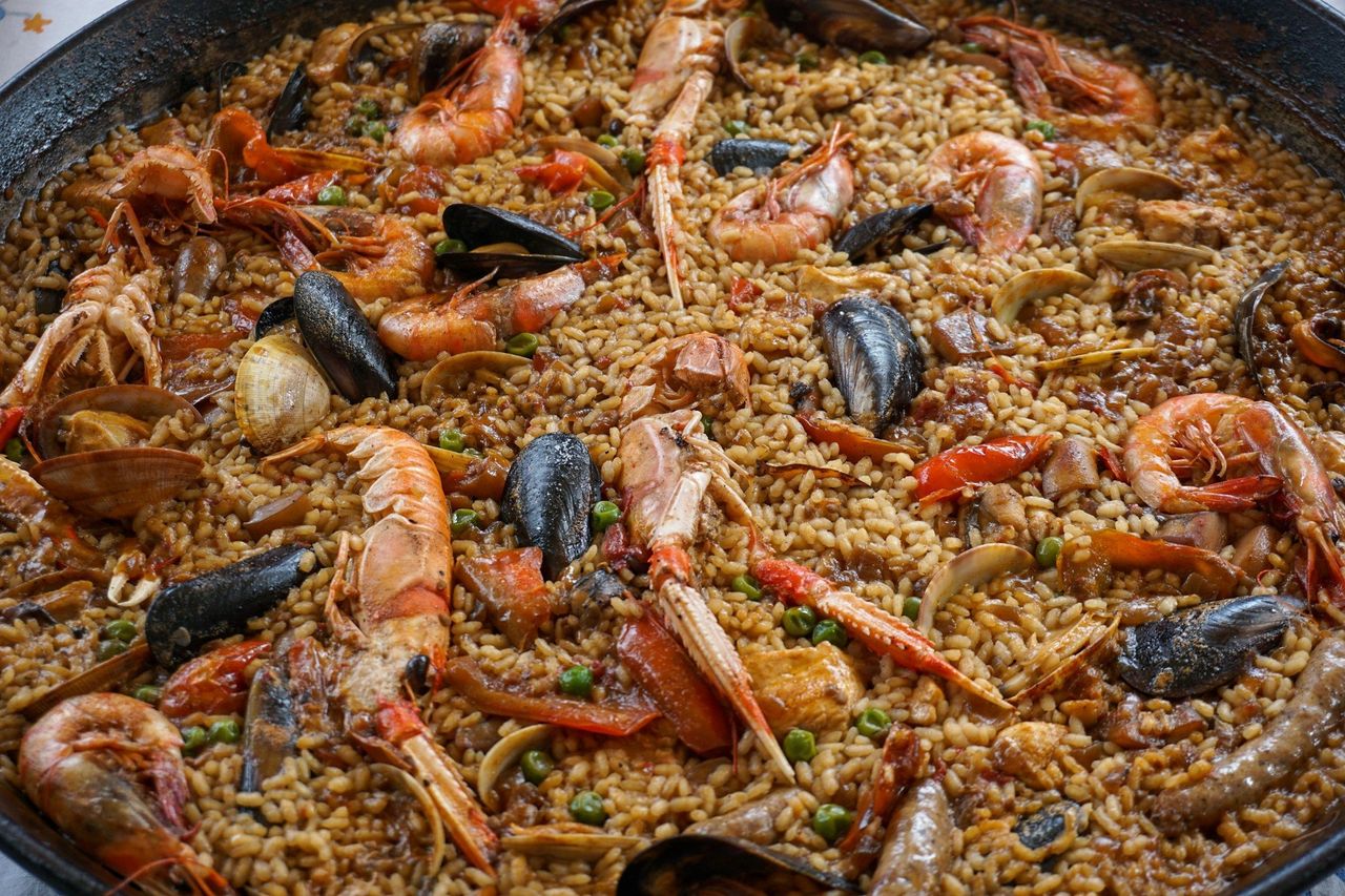 Paella valenciana. Foto: <a href="https://unsplash.com/@17_wei?utm_source=Hoy%20Apps&utm_medium=referral" target="_blank" rel="noopener">Sandra Wei</a> (<a href="https://unsplash.com/photos/cooked-shrimps-with-red-chili-Z0IQ_TX-fHU?utm_source=Hoy%20Apps&utm_medium=referral" target="_blank" rel="noopener">Unsplash</a>)