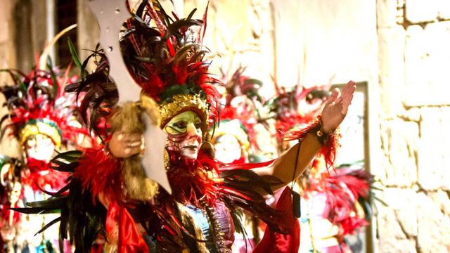 Alzira enciende sus Moros i Cristians 2026 con música, desfiles y memoria histórica