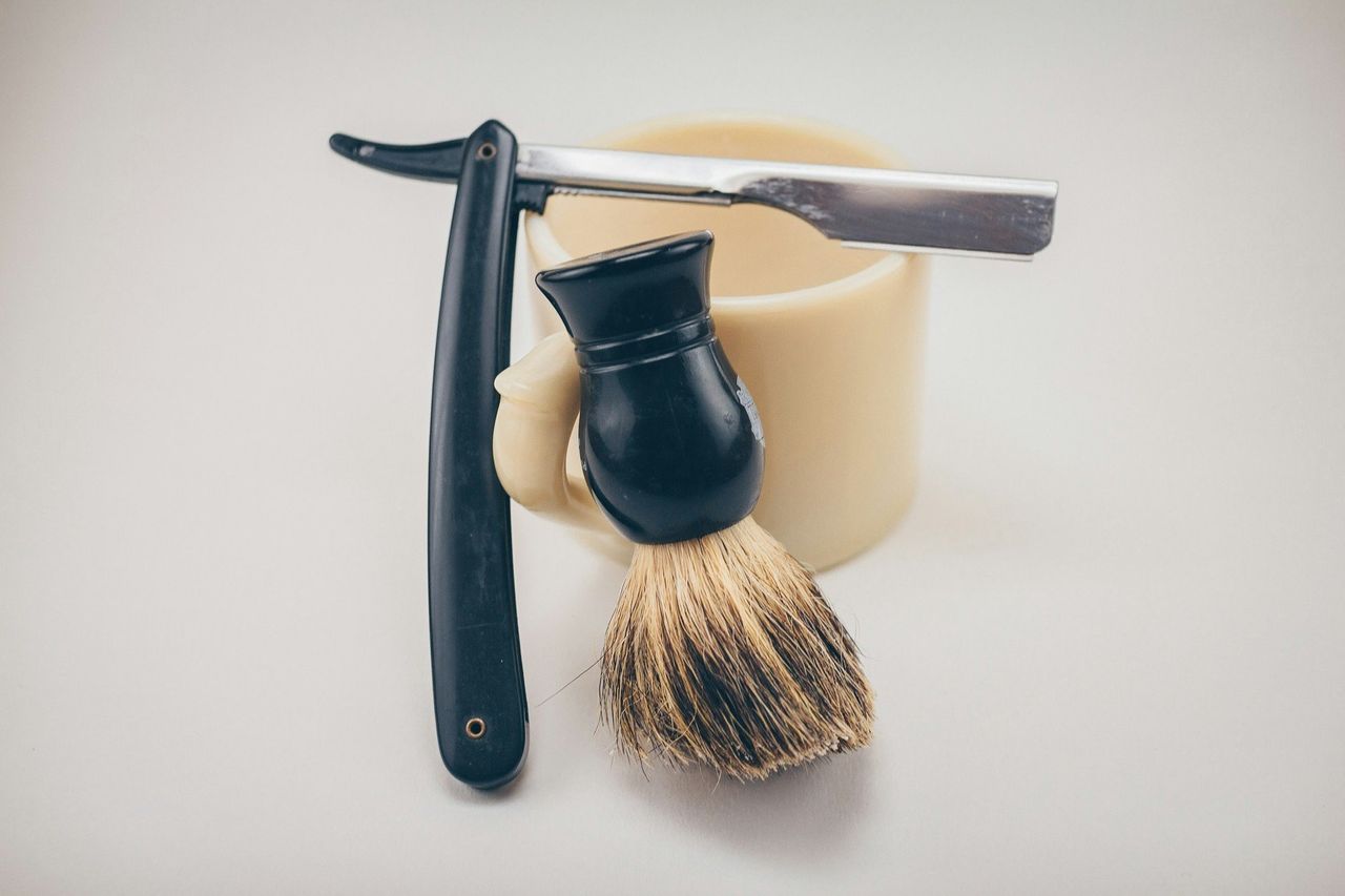 Navaja de barbero. Foto: <a href="https://unsplash.com/@joshsorenson?utm_source=Hoy%20Apps&utm_medium=referral" target="_blank" rel="noopener">Josh Sorenson</a> (<a href="https://unsplash.com/photos/black-straight-razor-beside-beige-ceramic-mug-and-shaving-cream-brush-FvKpUZCbZ-s?utm_source=Hoy%20Apps&utm_medium=referral" target="_blank" rel="noopener">Unsplash</a>)