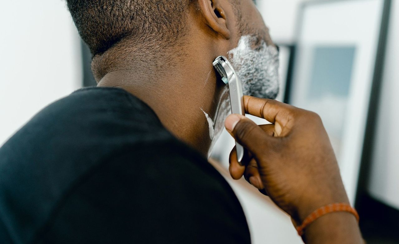 Navaja de barbero. Foto: <a href="https://unsplash.com/@supply?utm_source=Hoy%20Apps&utm_medium=referral" target="_blank" rel="noopener">Supply</a> (<a href="https://unsplash.com/photos/man-shaving-himself-8TLG-k4BYy4?utm_source=Hoy%20Apps&utm_medium=referral" target="_blank" rel="noopener">Unsplash</a>)
