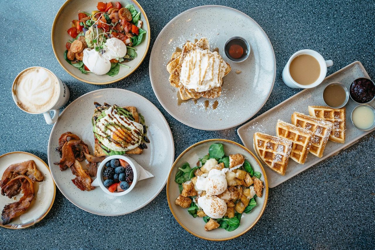 Comida de brunch. Foto: <a href="https://unsplash.com/@davey_gravy?utm_source=Hoy%20Apps&utm_medium=referral" target="_blank" rel="noopener">Davey Gravy</a> (<a href="https://unsplash.com/photos/white-ceramic-bowl-with-food-krsKfCC1lYw?utm_source=Hoy%20Apps&utm_medium=referral" target="_blank" rel="noopener">Unsplash</a>)