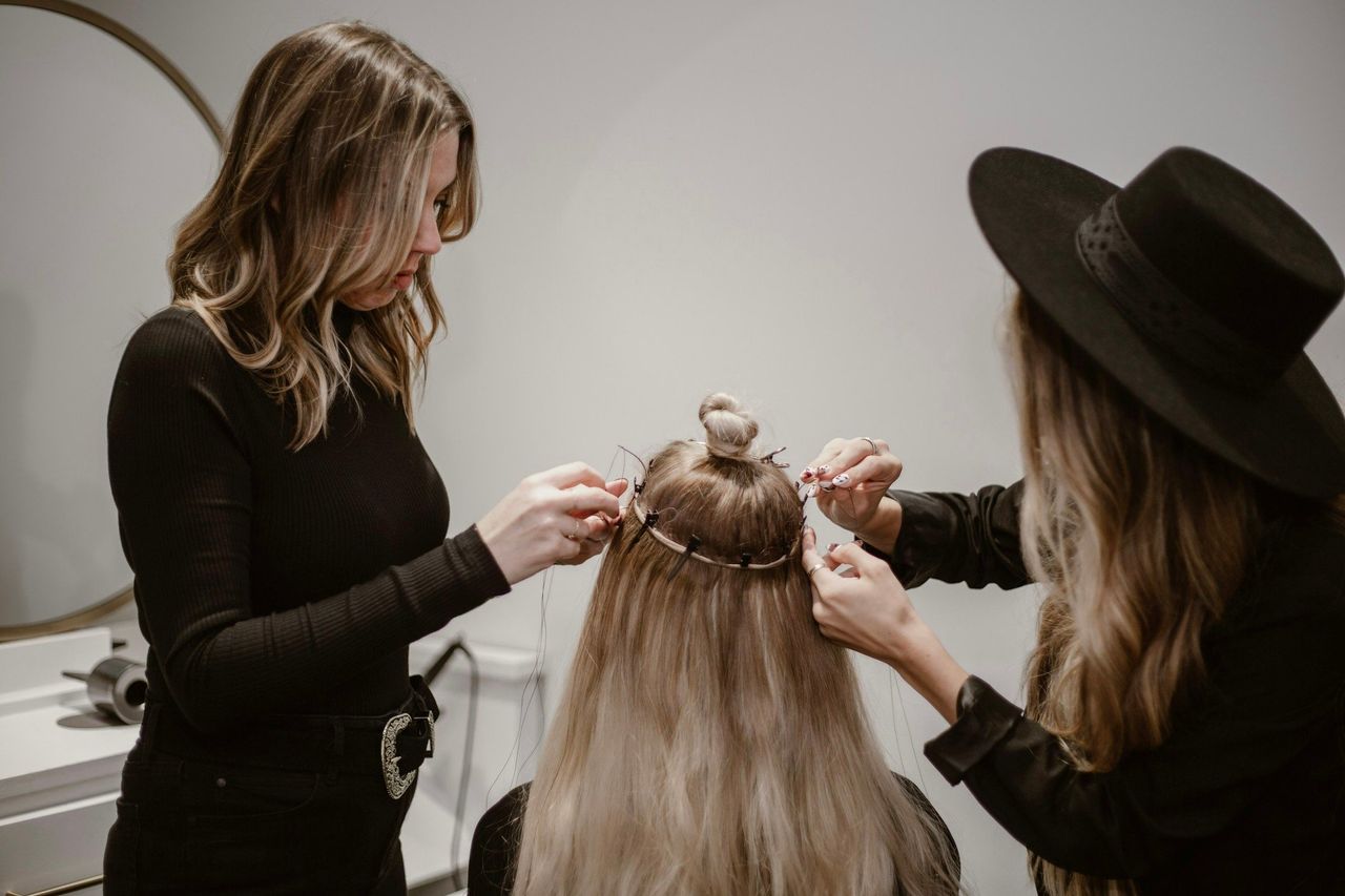 Peinados de peluquería. Foto: <a href="https://unsplash.com/@lindsayrc81?utm_source=Hoy%20Apps&utm_medium=referral" target="_blank" rel="noopener">Lindsay Cash</a> (<a href="https://unsplash.com/photos/a-woman-getting-her-hair-styled-by-another-woman-x1UvHQ-OWvw?utm_source=Hoy%20Apps&utm_medium=referral" target="_blank" rel="noopener">Unsplash</a>)