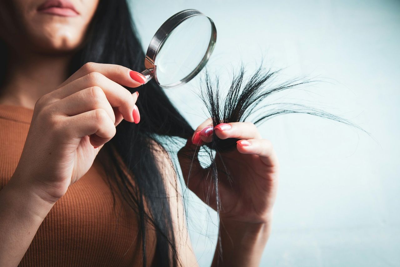 Peinados de peluquería. Foto: <a href="https://unsplash.com/@sasun1990?utm_source=Hoy%20Apps&utm_medium=referral" target="_blank" rel="noopener">Sasun Bughdaryan</a> (<a href="https://unsplash.com/photos/woman-examining-split-ends-of-hair-with-magnifying-glass-SVj9PxypDtc?utm_source=Hoy%20Apps&utm_medium=referral" target="_blank" rel="noopener">Unsplash</a>)