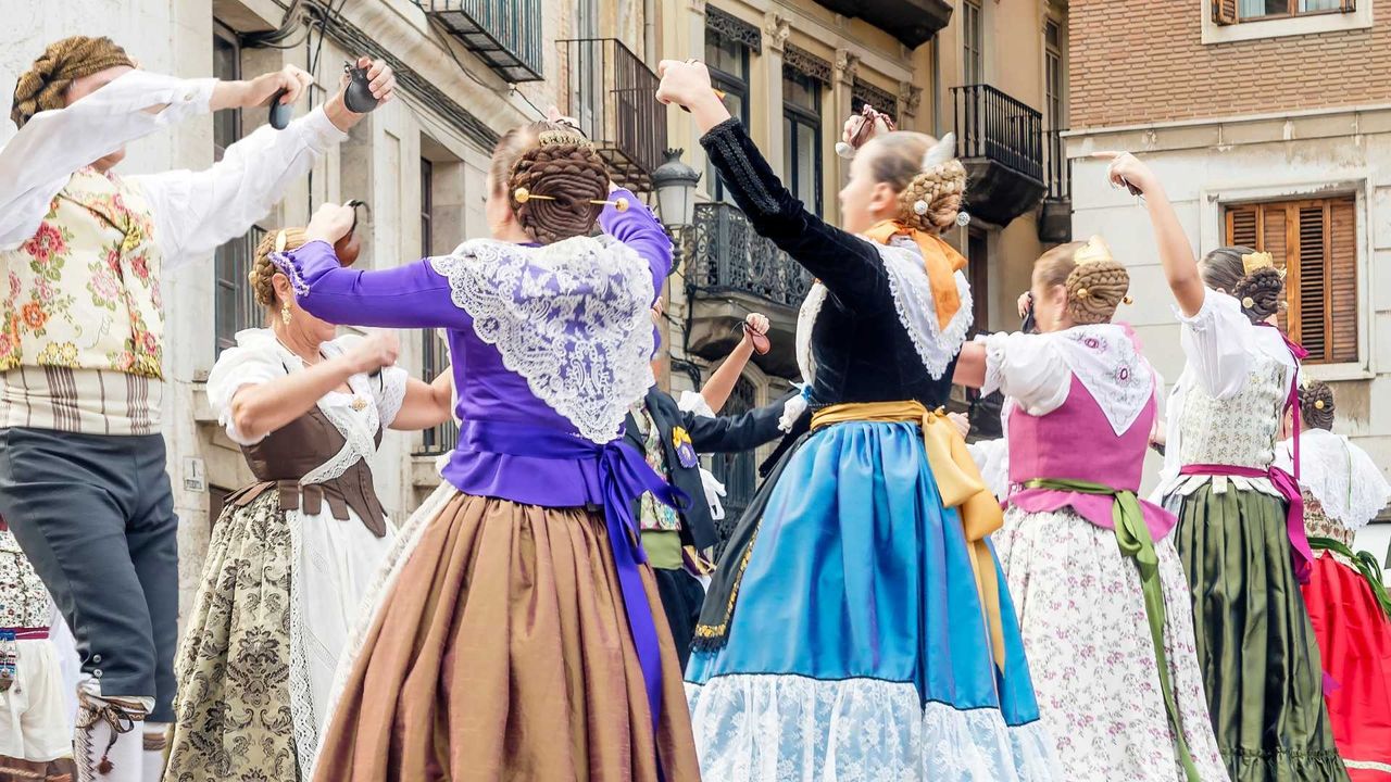 El folclore valenciano toma las plazas con el Festival de Balls al Carrer