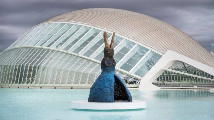 Las figuras de Leiko Ikemura ya están en el lago sur del Hemisfèric