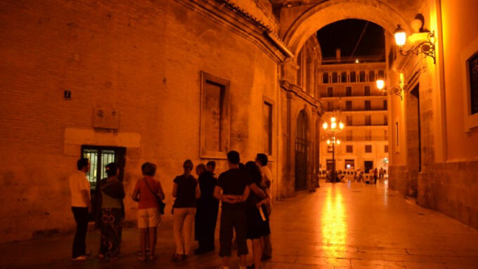 Descubre los misterios y leyendas de Valencia en un tour nocturno
